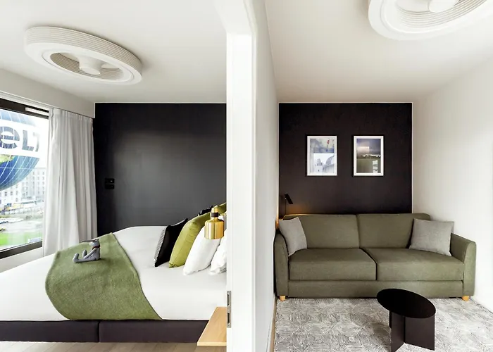 Wilde Berlin, Checkpoint Charlie Hotell