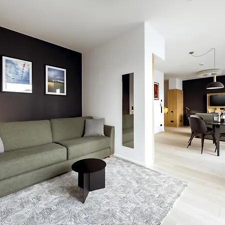 Wilde Berlin, Checkpoint Charlie Otel