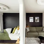 Wilde Berlin, Checkpoint Charlie Hotell