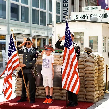 Wilde Berlin, Checkpoint Charlie